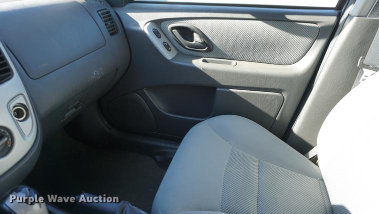 image for item DE3364 2005 Ford Escape Hybrid SUV