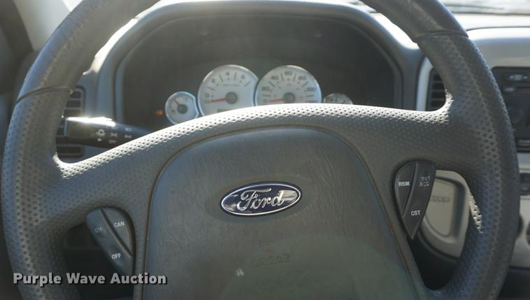 image for item DE3364 2005 Ford Escape Hybrid SUV