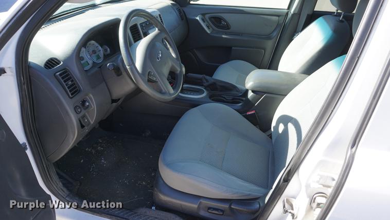 image for item DE3366 2005 Ford Escape Hybrid SUV