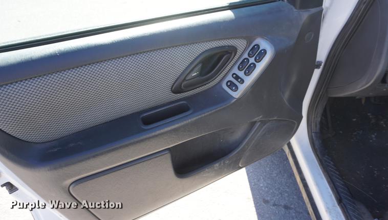 image for item DE3366 2005 Ford Escape Hybrid SUV