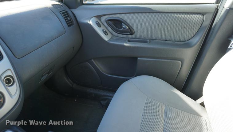 image for item DE3366 2005 Ford Escape Hybrid SUV