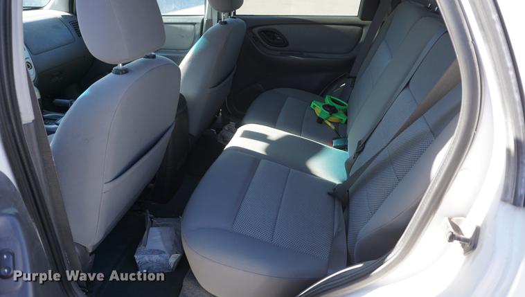 image for item DE3366 2005 Ford Escape Hybrid SUV