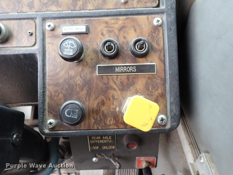 image for item DF8677 1993 Spartan Gladiator GA40M-2142 fire truck