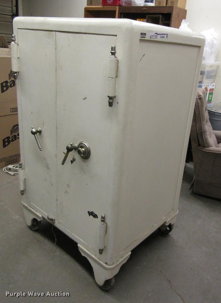 image for item FJ9598 Mosler safe