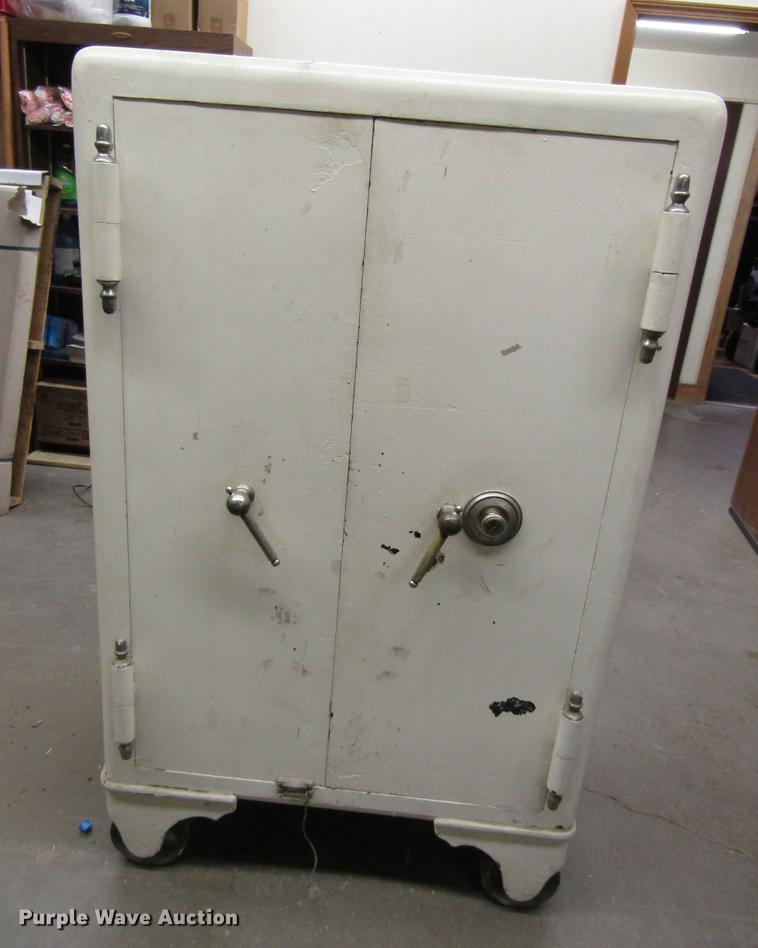 image for item FJ9598 Mosler safe