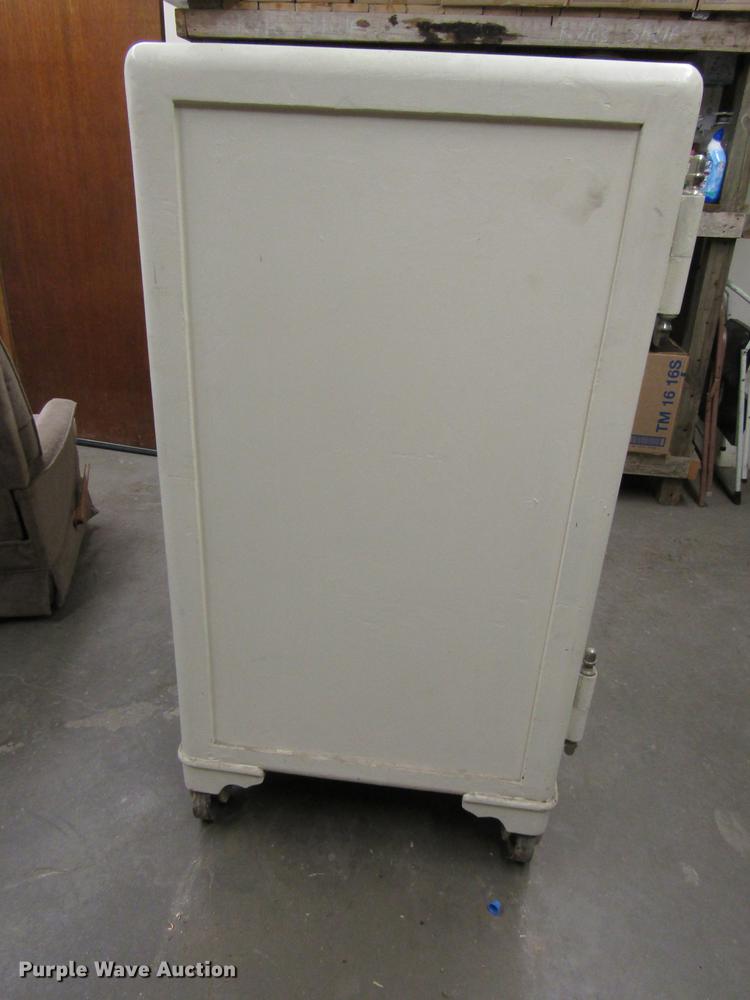 image for item FJ9598 Mosler safe