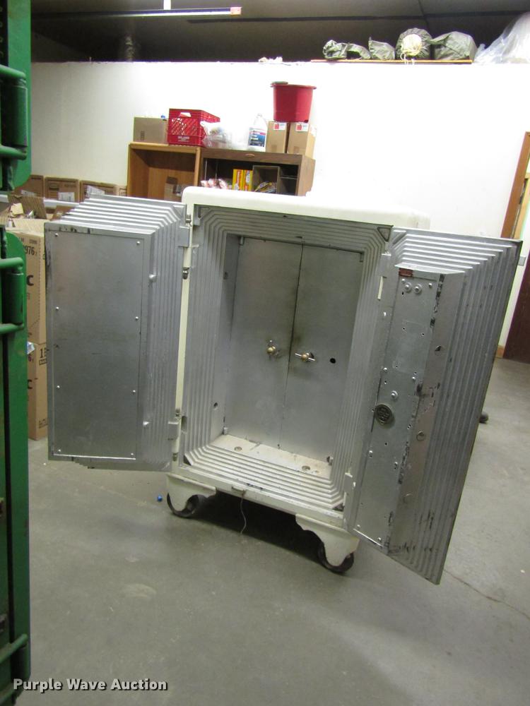 image for item FJ9598 Mosler safe