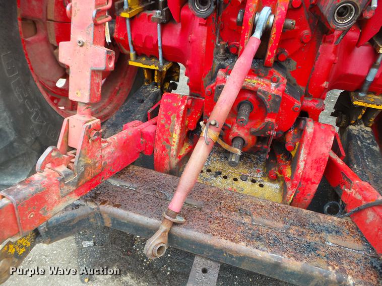 image for item DD2373 1979 International 1086 tractor