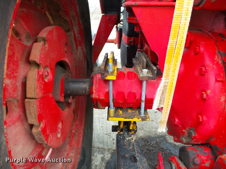 image for item DD2373 1979 International 1086 tractor