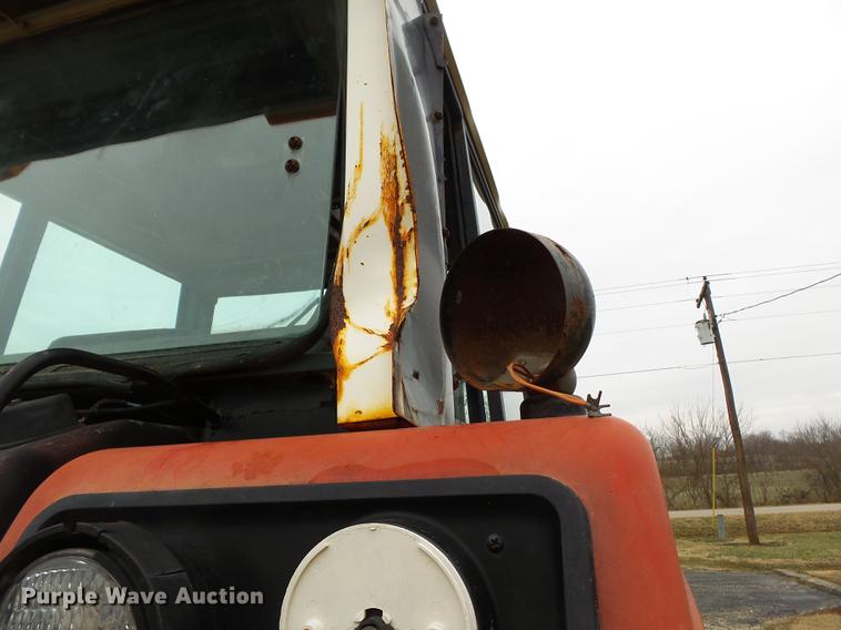 image for item DD2373 1979 International 1086 tractor