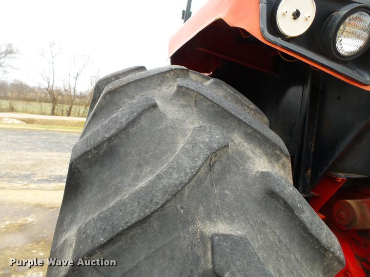 image for item DD2373 1979 International 1086 tractor