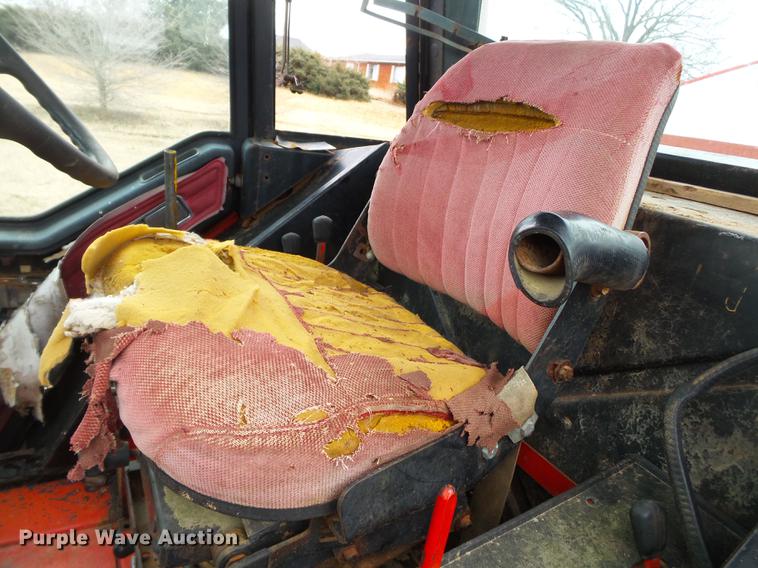 image for item DD2373 1979 International 1086 tractor