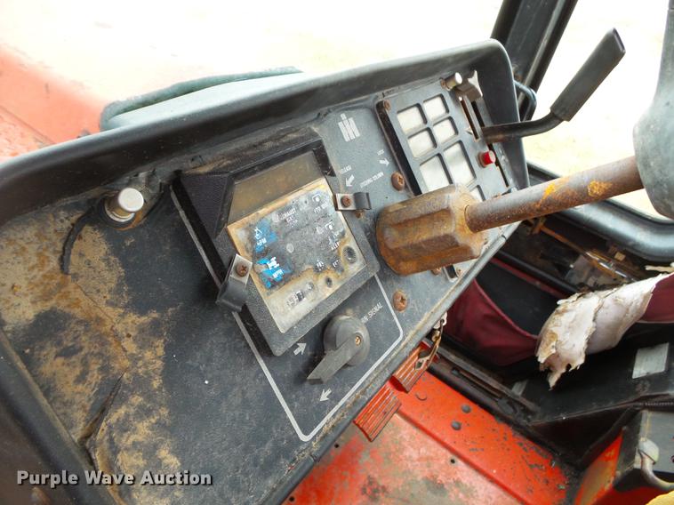 image for item DD2373 1979 International 1086 tractor