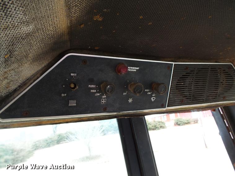 image for item DD2373 1979 International 1086 tractor