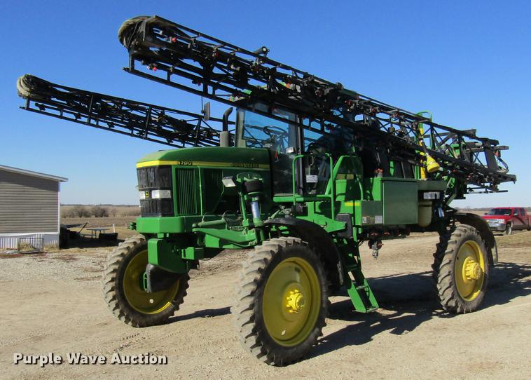 image for item DE5972 2000 John Deere 4700 sprayer