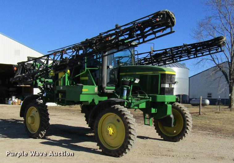 image for item DE5972 2000 John Deere 4700 sprayer