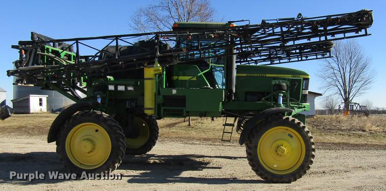 image for item DE5972 2000 John Deere 4700 sprayer