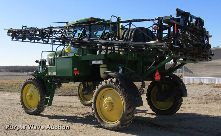 image for item DE5972 2000 John Deere 4700 sprayer