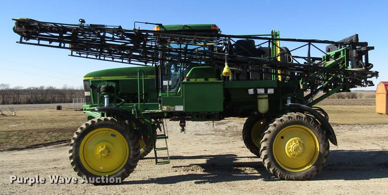 image for item DE5972 2000 John Deere 4700 sprayer