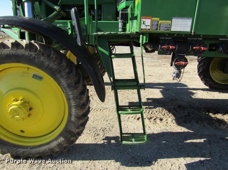 image for item DE5972 2000 John Deere 4700 sprayer