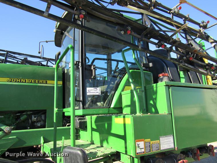 image for item DE5972 2000 John Deere 4700 sprayer