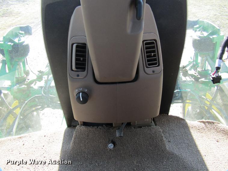 image for item DE5972 2000 John Deere 4700 sprayer