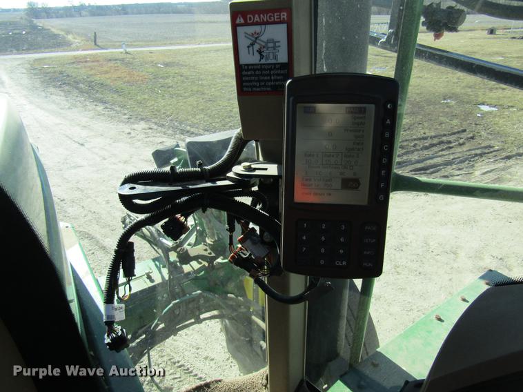 image for item DE5972 2000 John Deere 4700 sprayer