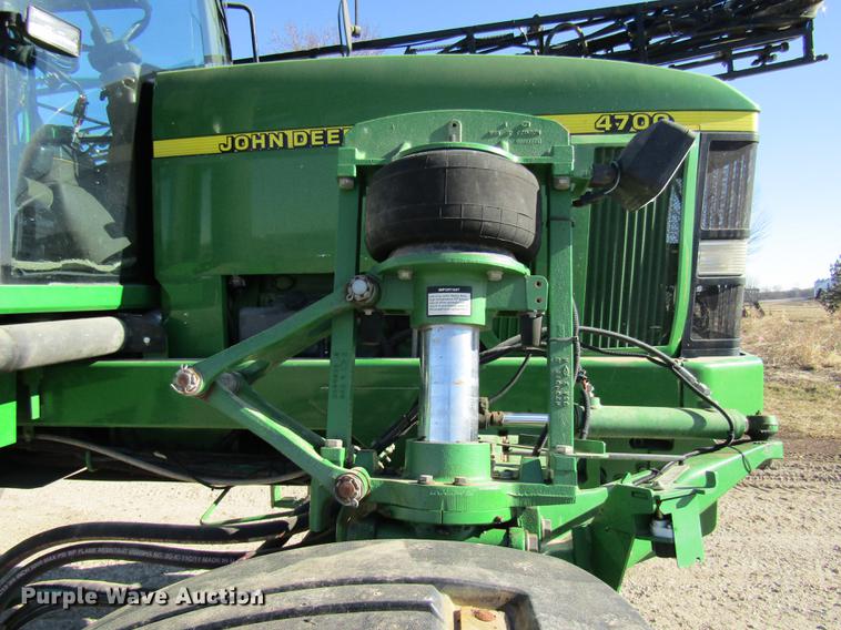 image for item DE5972 2000 John Deere 4700 sprayer