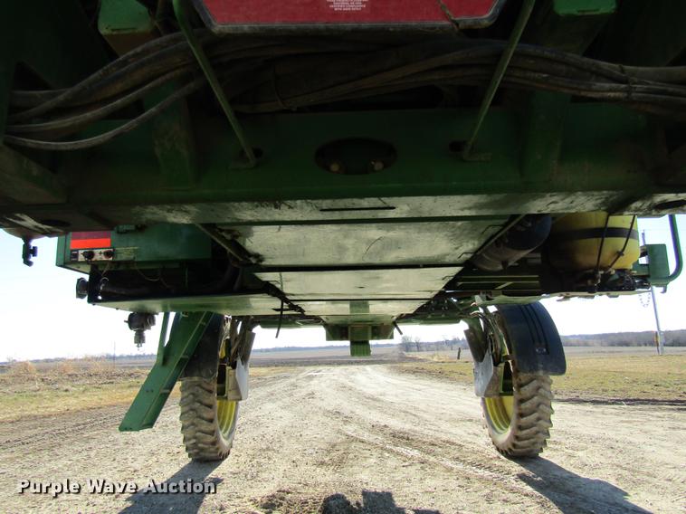 image for item DE5972 2000 John Deere 4700 sprayer