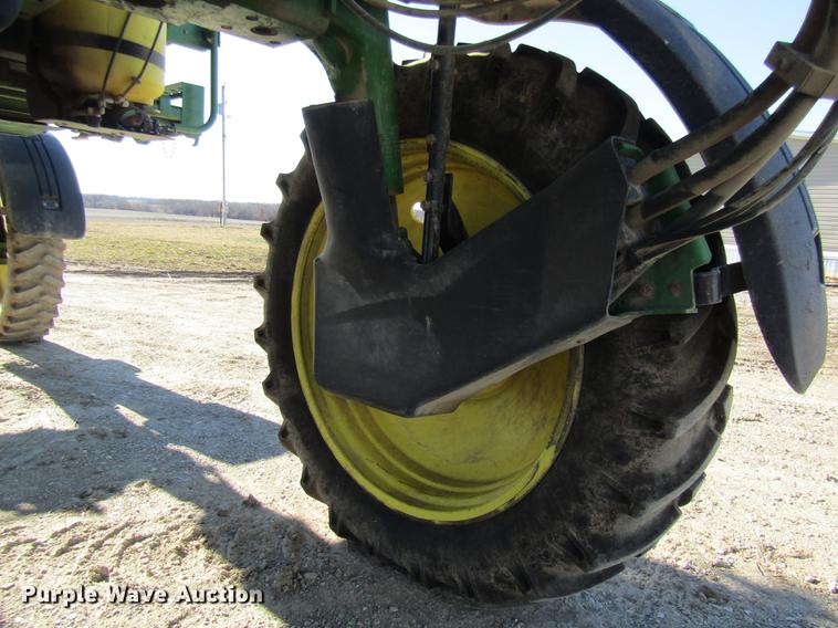 image for item DE5972 2000 John Deere 4700 sprayer