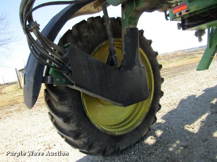 image for item DE5972 2000 John Deere 4700 sprayer