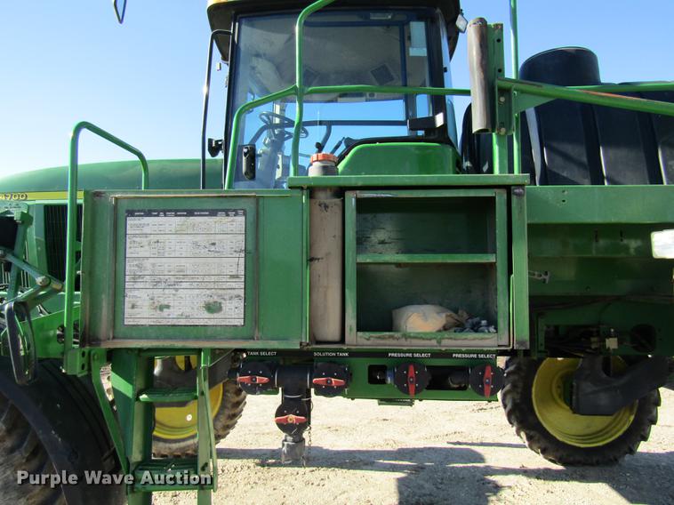 image for item DE5972 2000 John Deere 4700 sprayer