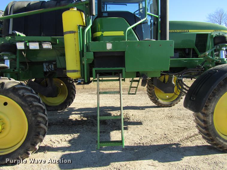 image for item DE5972 2000 John Deere 4700 sprayer