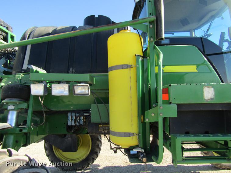 image for item DE5972 2000 John Deere 4700 sprayer