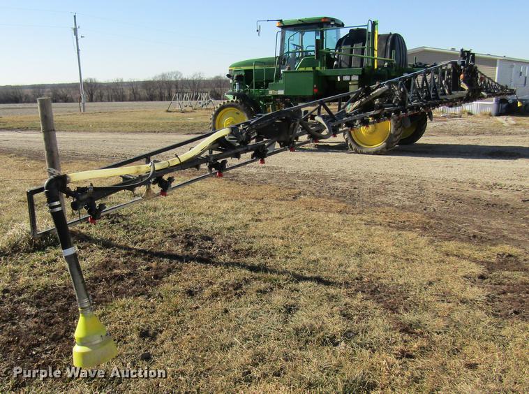 image for item DE5972 2000 John Deere 4700 sprayer