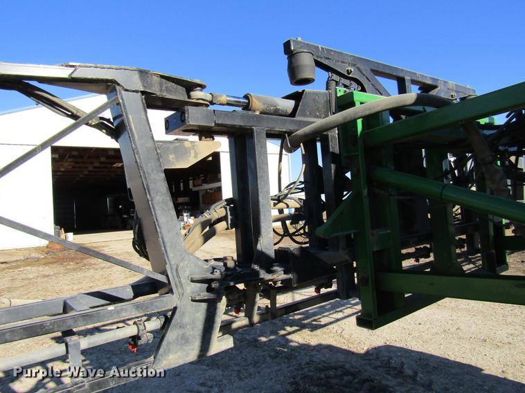 image for item DE5972 2000 John Deere 4700 sprayer