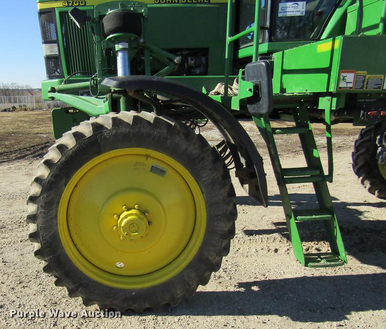 image for item DE5972 2000 John Deere 4700 sprayer
