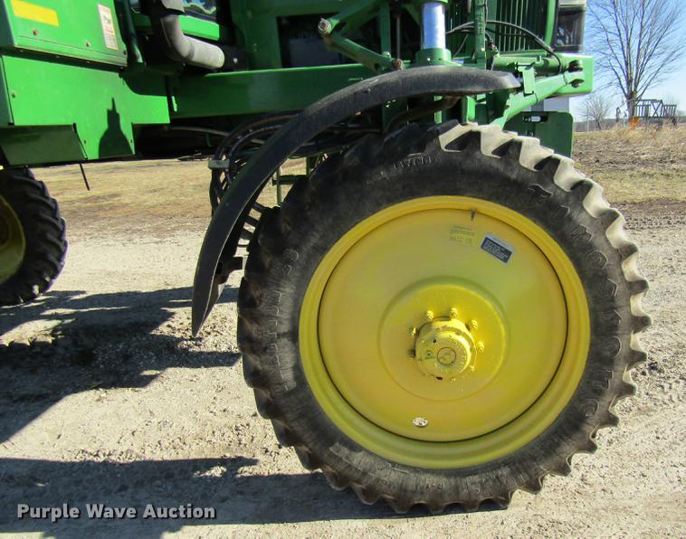 image for item DE5972 2000 John Deere 4700 sprayer