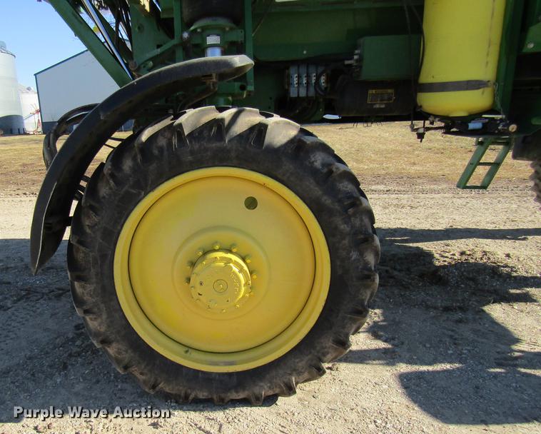 image for item DE5972 2000 John Deere 4700 sprayer