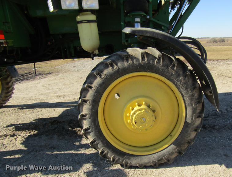 image for item DE5972 2000 John Deere 4700 sprayer