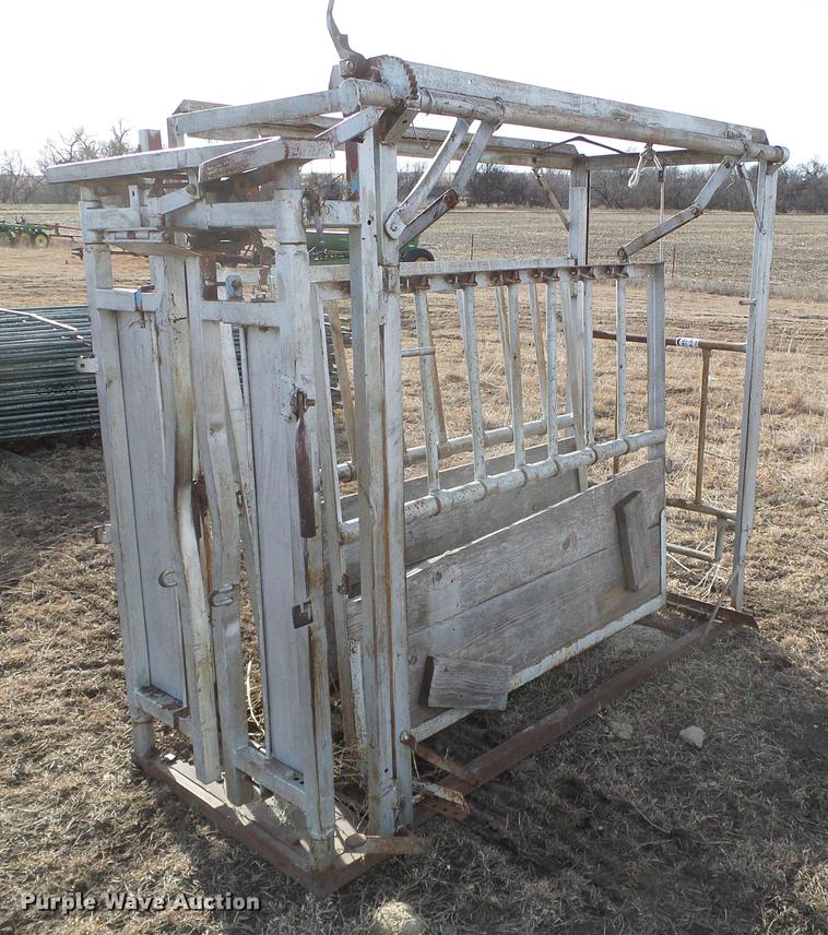 image for item DF2900 Steel livestock squeeze chute