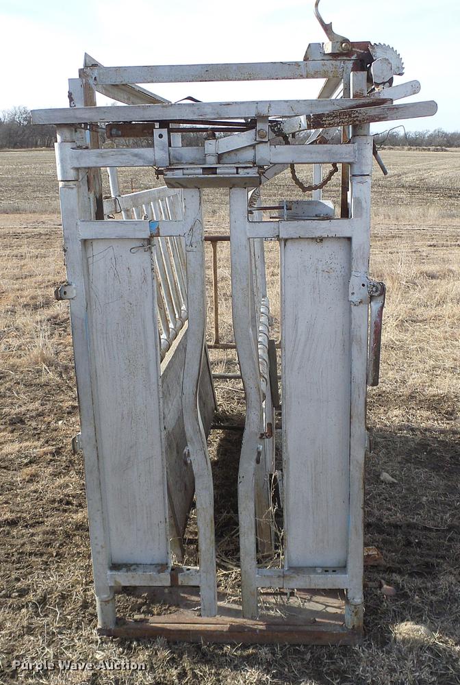 image for item DF2900 Steel livestock squeeze chute