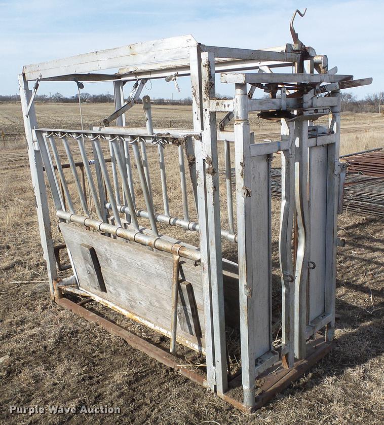image for item DF2900 Steel livestock squeeze chute