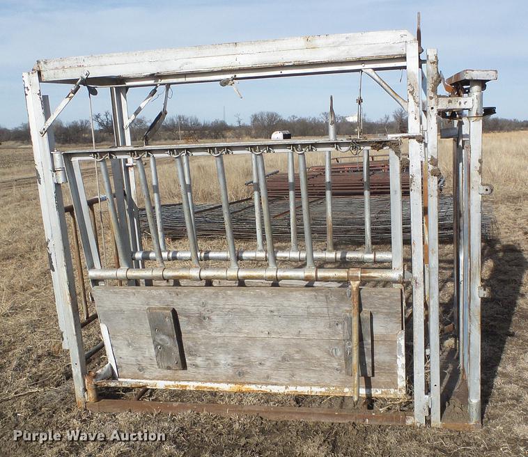 image for item DF2900 Steel livestock squeeze chute