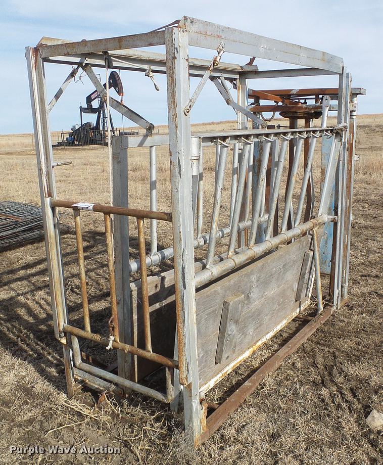 image for item DF2900 Steel livestock squeeze chute