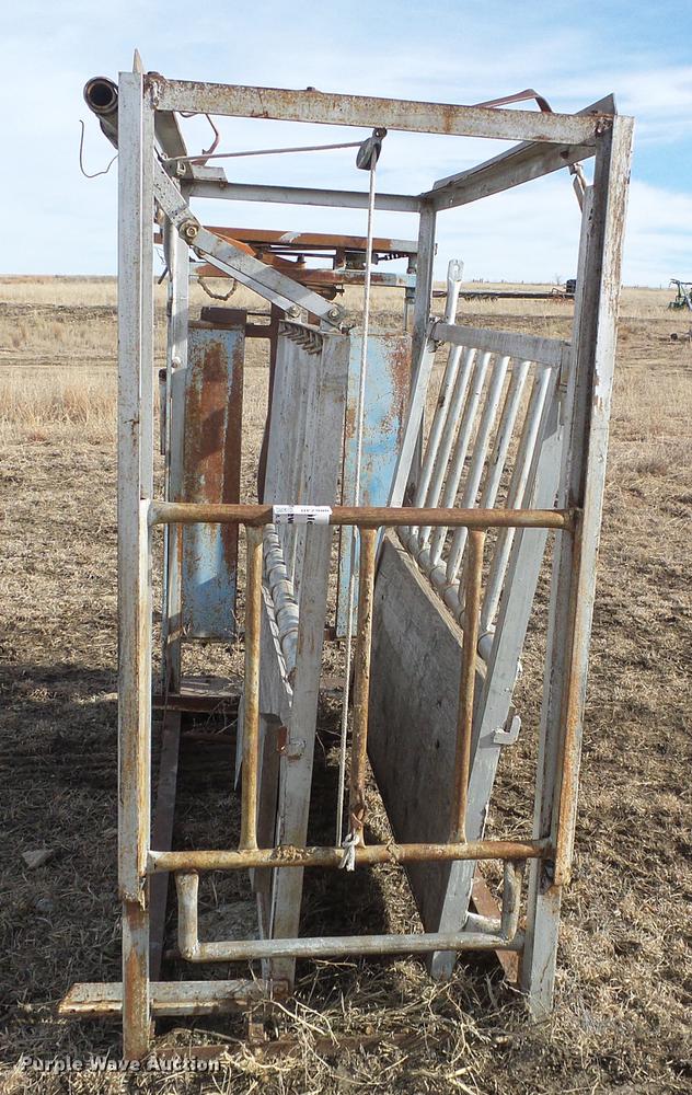 image for item DF2900 Steel livestock squeeze chute