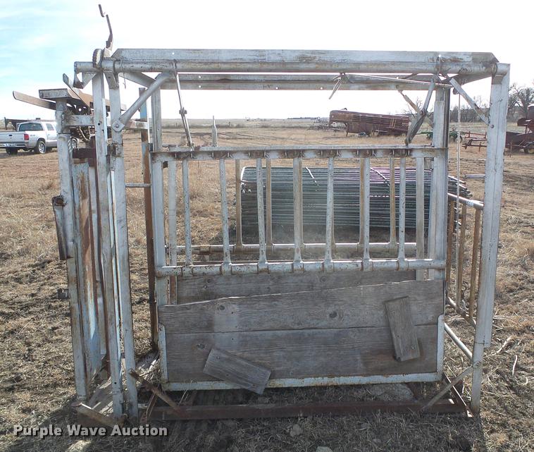 image for item DF2900 Steel livestock squeeze chute
