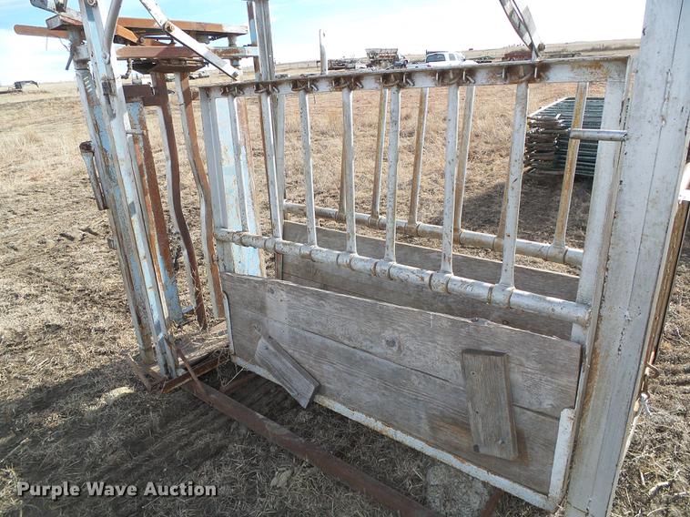 image for item DF2900 Steel livestock squeeze chute