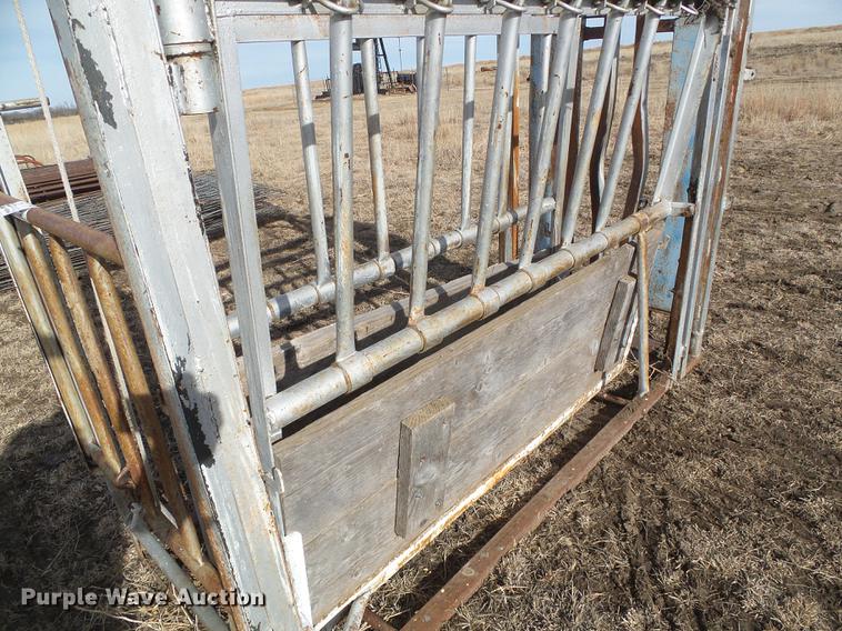 image for item DF2900 Steel livestock squeeze chute