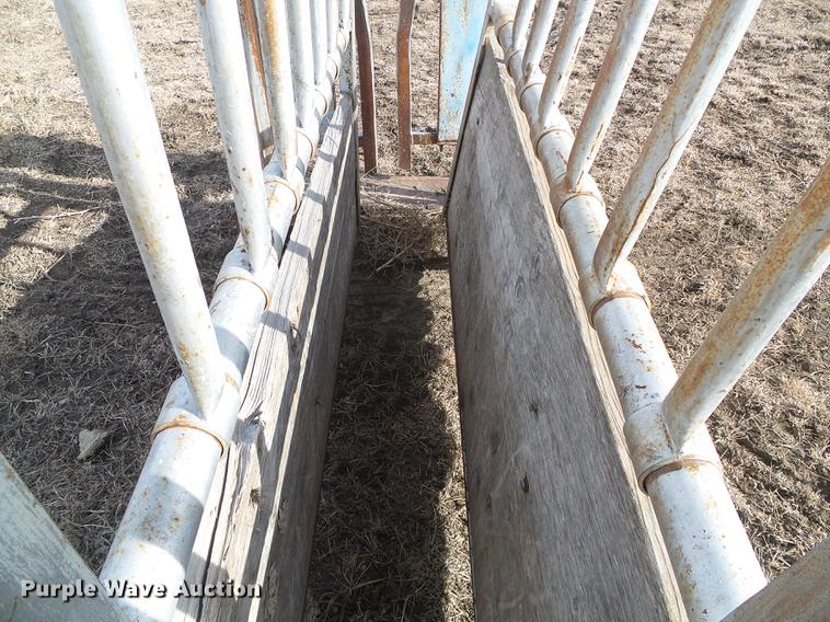 image for item DF2900 Steel livestock squeeze chute